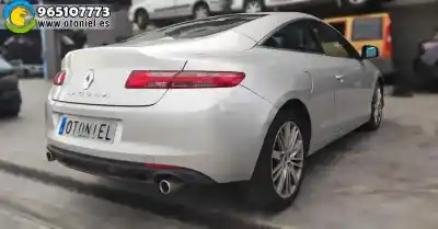 Véhicule à la ferraille renault laguna coupe gt de l'année 2008 alimenté m9r l8
