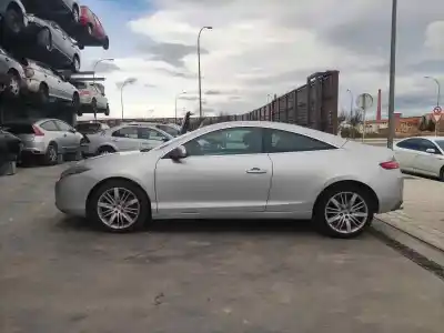 Véhicule à la ferraille renault laguna coupe gt de l'année 2008 alimenté m9r l8