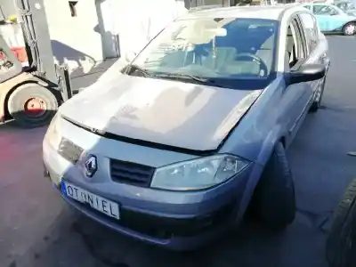 Véhicule à la ferraille renault megane ii classic berlina confort dynamique de l'année 2004 alimenté f9q b8
