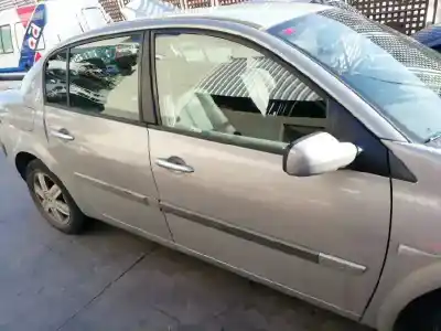 Véhicule à la ferraille renault megane ii classic berlina confort dynamique de l'année 2004 alimenté f9q b8