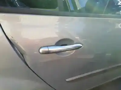 Véhicule à la ferraille renault megane ii classic berlina confort dynamique de l'année 2004 alimenté f9q b8