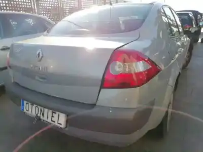 Véhicule à la ferraille renault megane ii classic berlina confort dynamique de l'année 2004 alimenté f9q b8