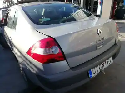 Véhicule à la ferraille renault megane ii classic berlina confort dynamique de l'année 2004 alimenté f9q b8