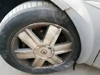 Véhicule à la ferraille renault megane ii classic berlina confort dynamique de l'année 2004 alimenté f9q b8