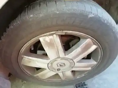 Véhicule à la ferraille renault megane ii classic berlina confort dynamique de l'année 2004 alimenté f9q b8