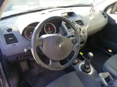 Véhicule à la ferraille renault megane ii classic berlina confort dynamique de l'année 2004 alimenté f9q b8