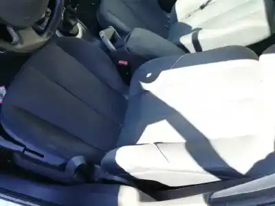 Véhicule à la ferraille renault megane ii classic berlina confort dynamique de l'année 2004 alimenté f9q b8