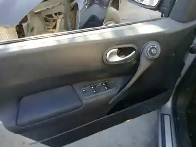 Véhicule à la ferraille renault megane ii classic berlina confort dynamique de l'année 2004 alimenté f9q b8