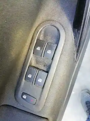 Véhicule à la ferraille renault megane ii classic berlina confort dynamique de l'année 2004 alimenté f9q b8