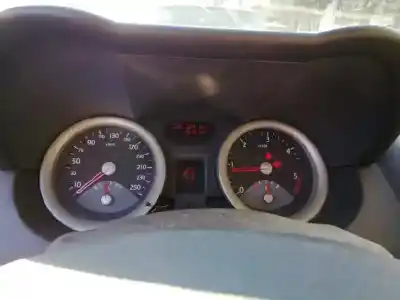 Véhicule à la ferraille renault megane ii classic berlina confort dynamique de l'année 2004 alimenté f9q b8