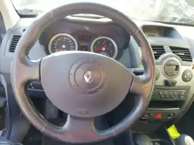Véhicule à la ferraille renault megane ii classic berlina confort dynamique de l'année 2004 alimenté f9q b8