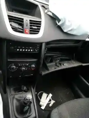 Здавання транспортного засобу peugeot 207 confort року 2010 потужний 8hz