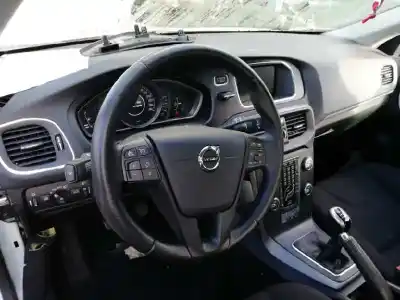 Verschrottungsfahrzeug volvo v40 (2012->) 2.0 inscription [2.0 ltr. - 140 kw diesel cat] des jahres 2017 angetrieben d4204t8