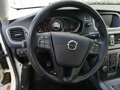 Verschrottungsfahrzeug volvo v40 (2012->) 2.0 inscription [2.0 ltr. - 140 kw diesel cat] des jahres 2017 angetrieben d4204t8