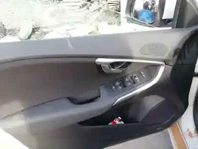 Verschrottungsfahrzeug volvo v40 (2012->) 2.0 inscription [2.0 ltr. - 140 kw diesel cat] des jahres 2017 angetrieben d4204t8