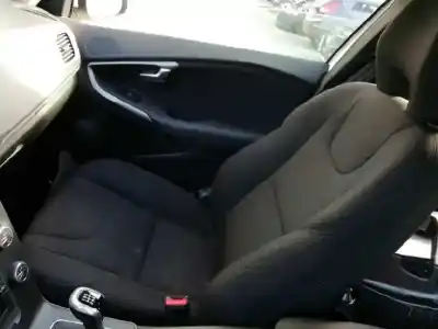Verschrottungsfahrzeug volvo v40 (2012->) 2.0 inscription [2.0 ltr. - 140 kw diesel cat] des jahres 2017 angetrieben d4204t8