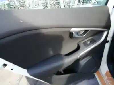 Verschrottungsfahrzeug volvo v40 (2012->) 2.0 inscription [2.0 ltr. - 140 kw diesel cat] des jahres 2017 angetrieben d4204t8