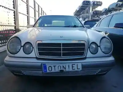 Здавання транспортного засобу mercedes-benz clase e (w210) berlina diesel 3.0 turbodiesel cat року 1998 потужний 606962