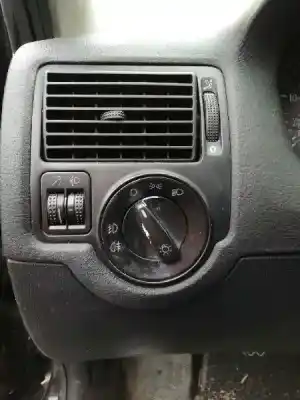 Sloopvoertuig volkswagen golf iv berlina (1j1) 1.9 tdi van het jaar 2000 aangedreven ajm