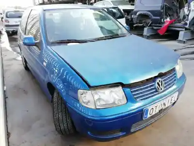 Véhicule à la ferraille volkswagen polo berlina (6n2) conceptline de l'année 2001 alimenté aud