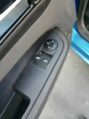 Vehicul casat ford focus berlina (cap) ghia al anului 2005 alimentat hxda