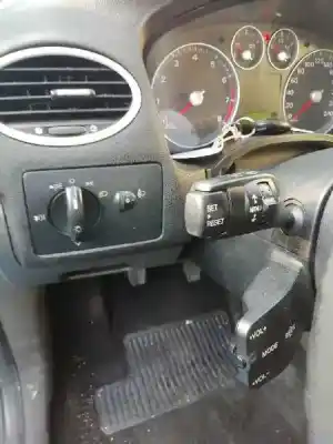 Vehicul casat ford focus berlina (cap) ghia al anului 2005 alimentat hxda