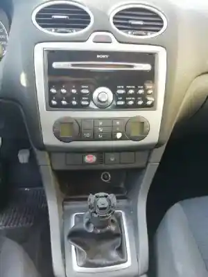 Vehicul casat ford focus berlina (cap) ghia al anului 2005 alimentat hxda