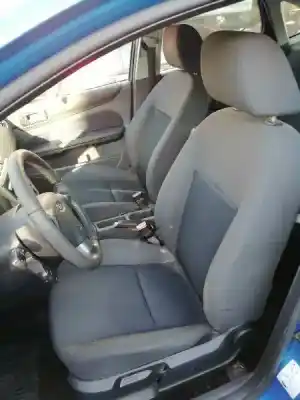 Vehicul casat ford focus berlina (cap) ghia al anului 2005 alimentat hxda