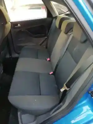Vehicul casat ford focus berlina (cap) ghia al anului 2005 alimentat hxda