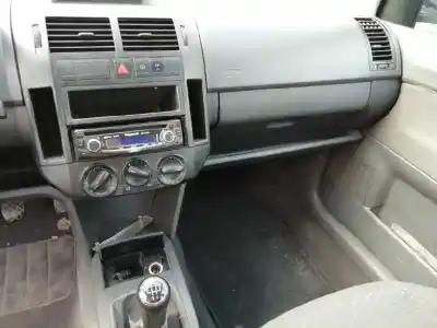 Veicolo di demolizione volkswagen polo (9n1) conceptline dell'anno 2003 alimentato azq