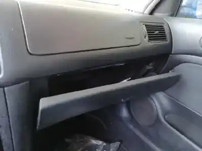 Vehicul casat volkswagen golf iv berlina (1j1) conceptline al anului 1999 alimentat agr