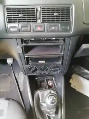 Vehicul casat volkswagen golf iv berlina (1j1) conceptline al anului 1999 alimentat agr