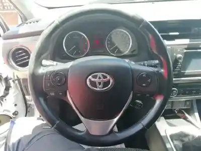 Hurda Aracı toyota auris (_e18_) 2.0 d-4d (ade186_) yılın 2014 güçlü 1ad
