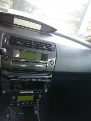 Véhicule à la ferraille citroen c4 coupe by loeb de l'année 2005 alimenté rhr