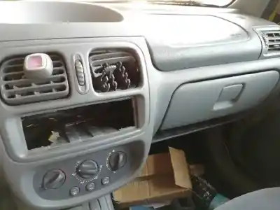 Здавання транспортного засобу renault clio ii fase i (b/cbo) 1.2 року 1998 потужний d7f