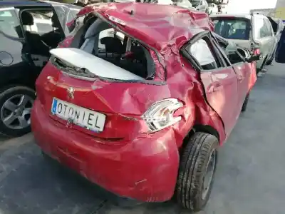 Véhicule à la ferraille peugeot 208 active de l'année 2014 alimenté hm01