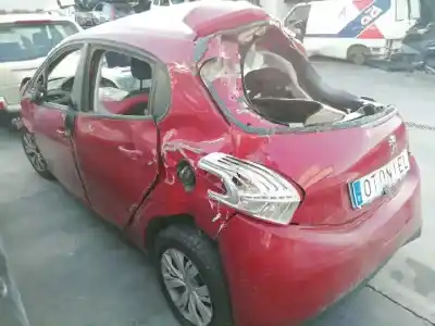 Véhicule à la ferraille peugeot 208 active de l'année 2014 alimenté hm01