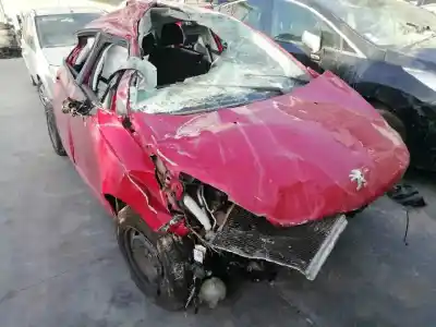 Véhicule à la ferraille peugeot 208 active de l'année 2014 alimenté hm01
