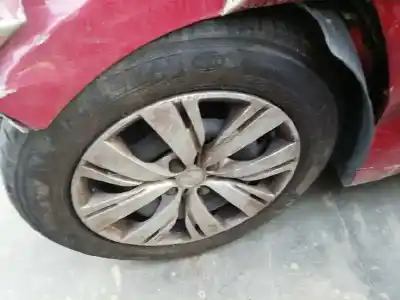 Véhicule à la ferraille peugeot 208 active de l'année 2014 alimenté hm01