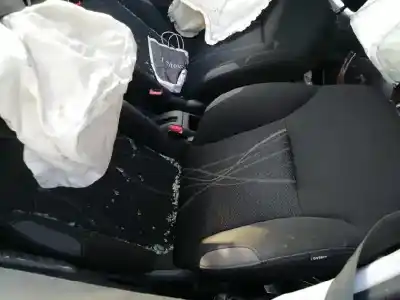 Véhicule à la ferraille peugeot 208 active de l'année 2014 alimenté hm01