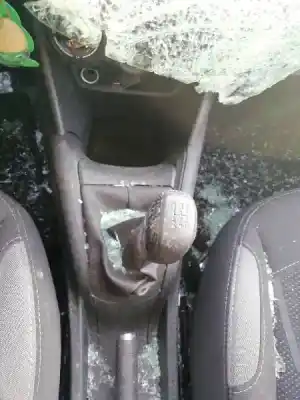 Véhicule à la ferraille peugeot 208 active de l'année 2014 alimenté hm01