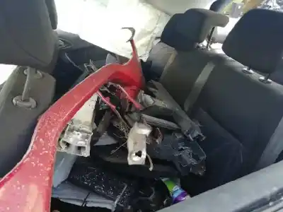 Véhicule à la ferraille peugeot 208 active de l'année 2014 alimenté hm01
