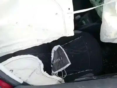 Véhicule à la ferraille peugeot 208 active de l'année 2014 alimenté hm01