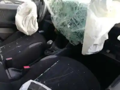 Véhicule à la ferraille peugeot 208 active de l'année 2014 alimenté hm01