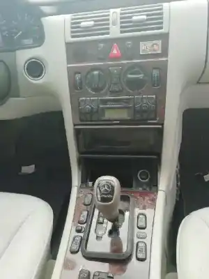 Здавання транспортного засобу mercedes-benz clase e (w210) berlina 240 (210.061) року 2000 потужний m112911