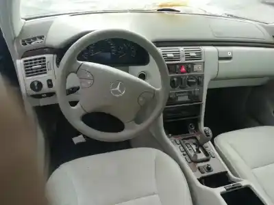Здавання транспортного засобу mercedes-benz clase e (w210) berlina 240 (210.061) року 2000 потужний m112911