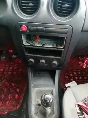 Véhicule à la ferraille seat ibiza (6l1) fresh de l'année 2004 alimenté azq