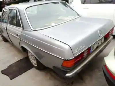 Véhicule à la ferraille mercedes-benz clase e (w123) berlina+coupe d 300 de l'année 1984 alimenté 617912