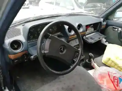 Véhicule à la ferraille mercedes-benz clase e (w123) berlina+coupe d 300 de l'année 1984 alimenté 617912