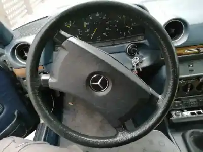Véhicule à la ferraille mercedes-benz clase e (w123) berlina+coupe d 300 de l'année 1984 alimenté 617912